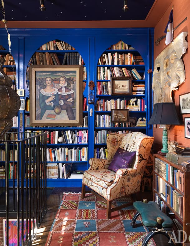 Könyvespolcok, a szivárvány minden színében