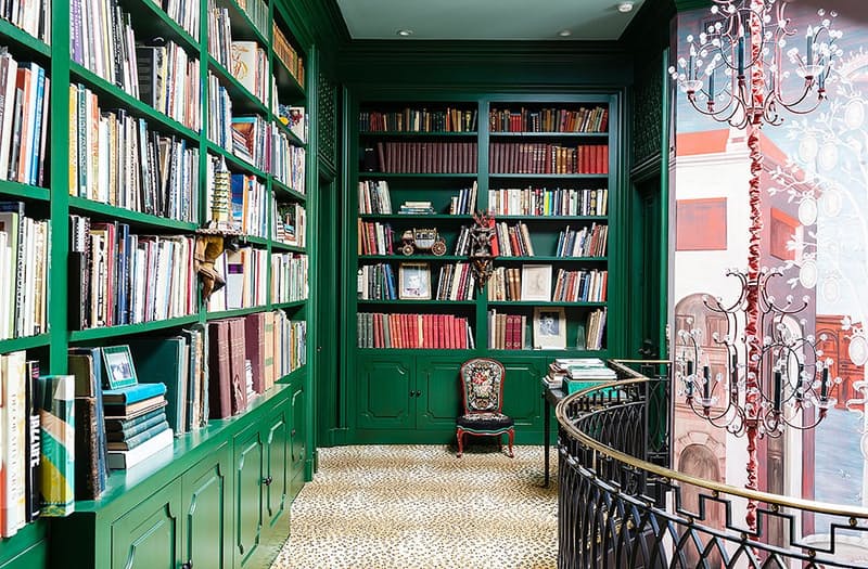 Könyvespolcok, a szivárvány minden színében