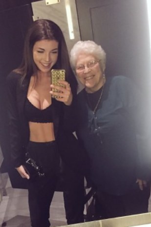 Magukkal vitték bulizni a magányos nagyit a jó fej kamaszok