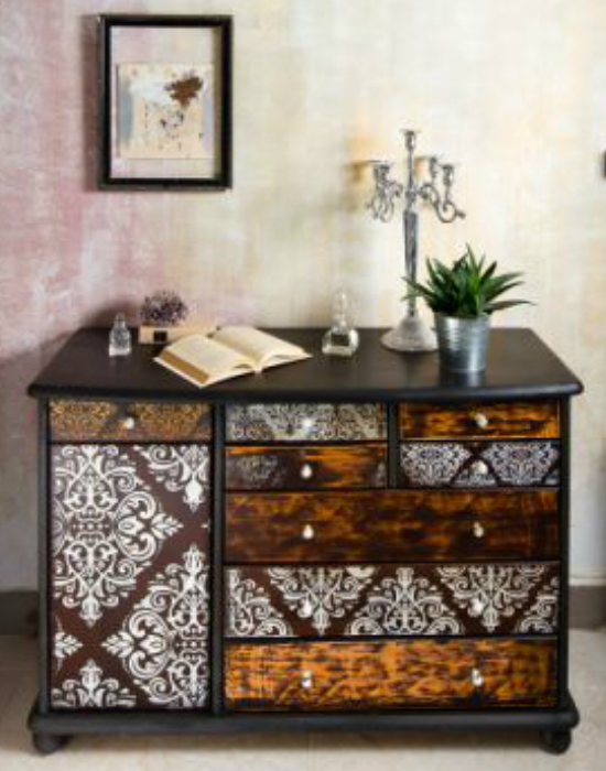 Komód stencilezett mintákkal