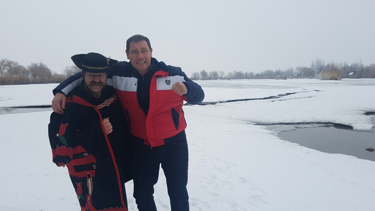 Folyton csak az ökörködés