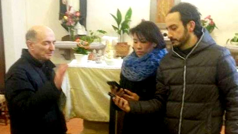 Don Giorgio Mariotti telefonokat áld - Forrás: avvenire.it