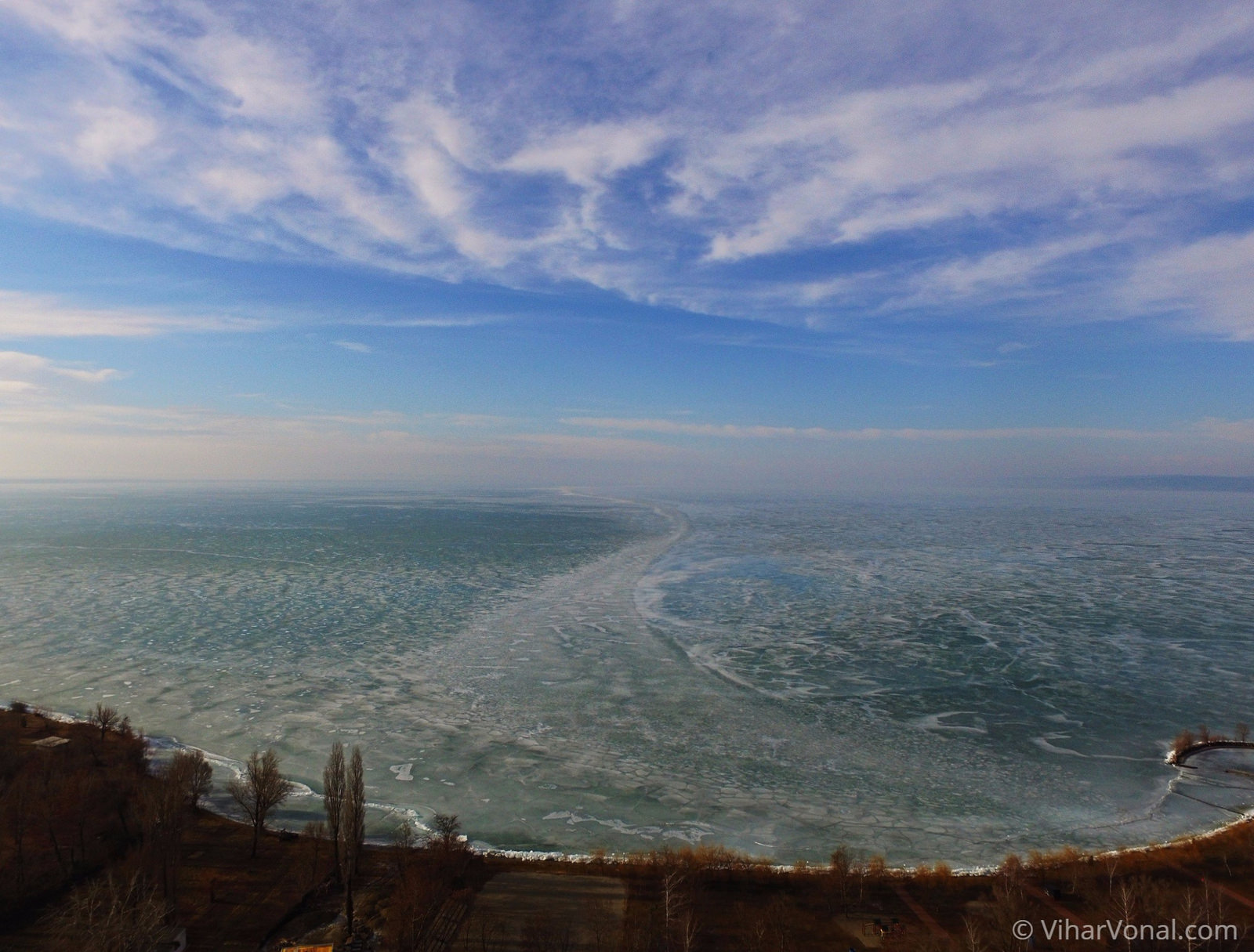 Káprázatos fotók az olvadó Balatonról Káprázatos fotók az olvadó Balatonról