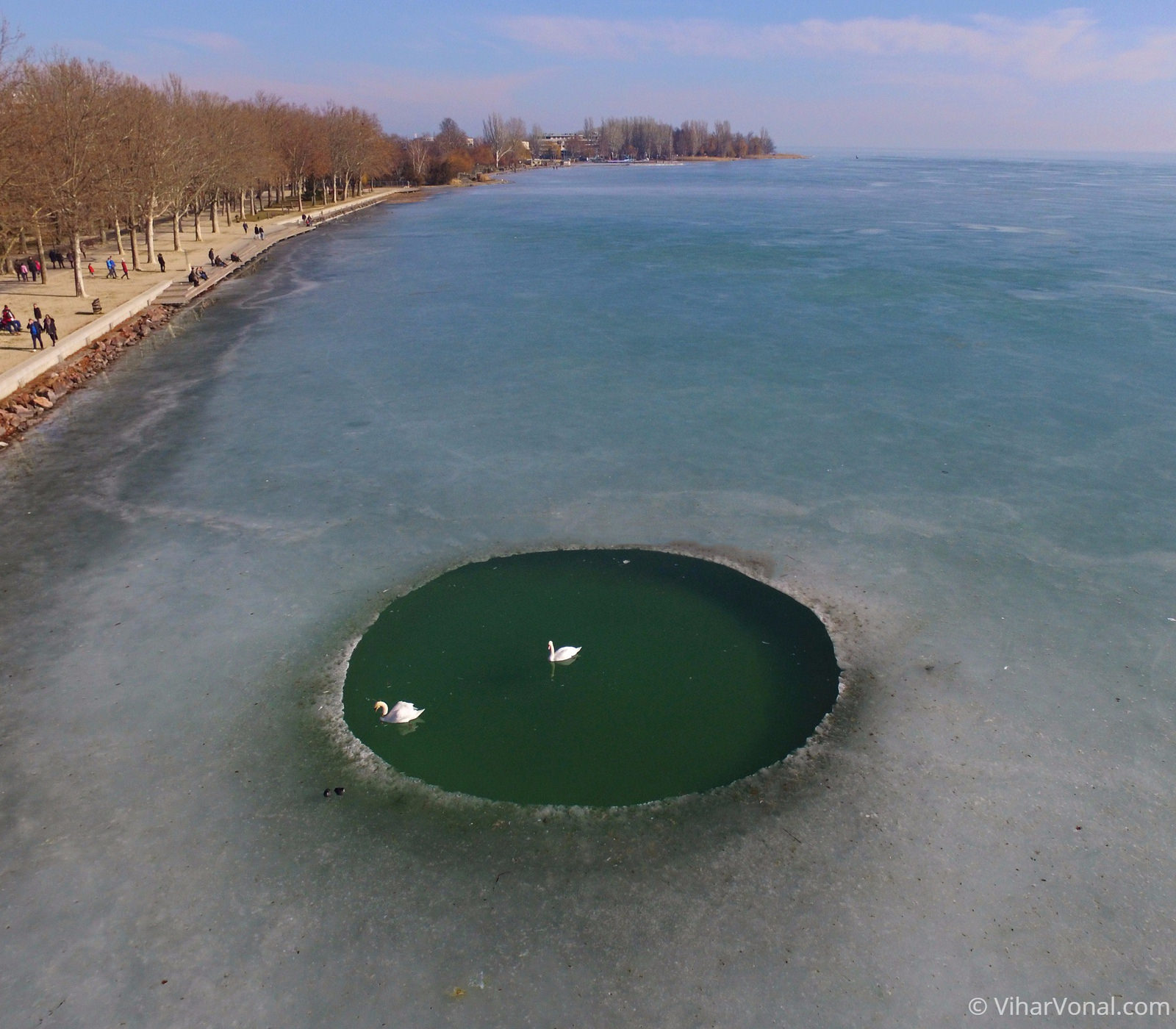 Káprázatos fotók az olvadó Balatonról Káprázatos fotók az olvadó Balatonról