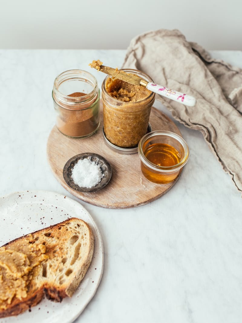 Új ízek a pirítóson: mézes csicseriborsóvaj