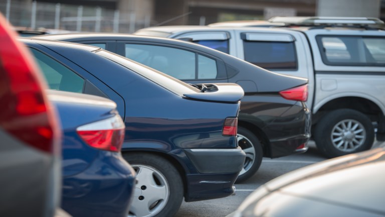 Ezeken a helyeken tilos lesz parkolni március 15-én