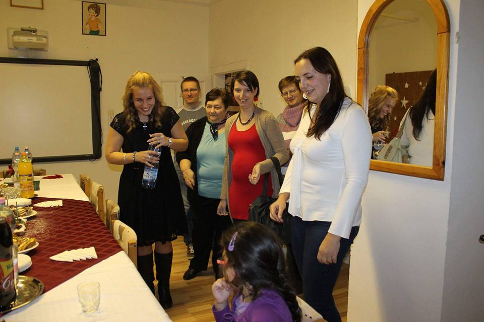 Németh Henriett és kislánya (balra, feketében) és Skultéty Ágota (középen, piros ruhában)