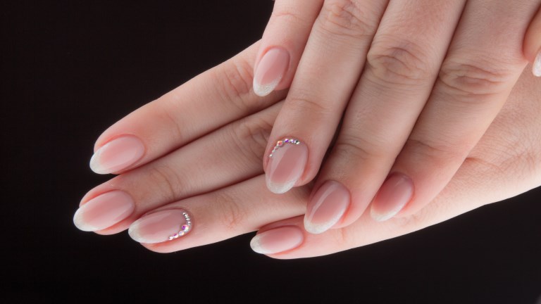 Gyönyörű tavaszi manikűr