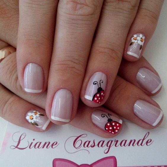 Gyönyörű tavaszi manikűr