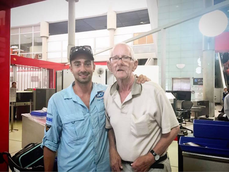 Máris talált horgászpartnert a magányos idős úr!