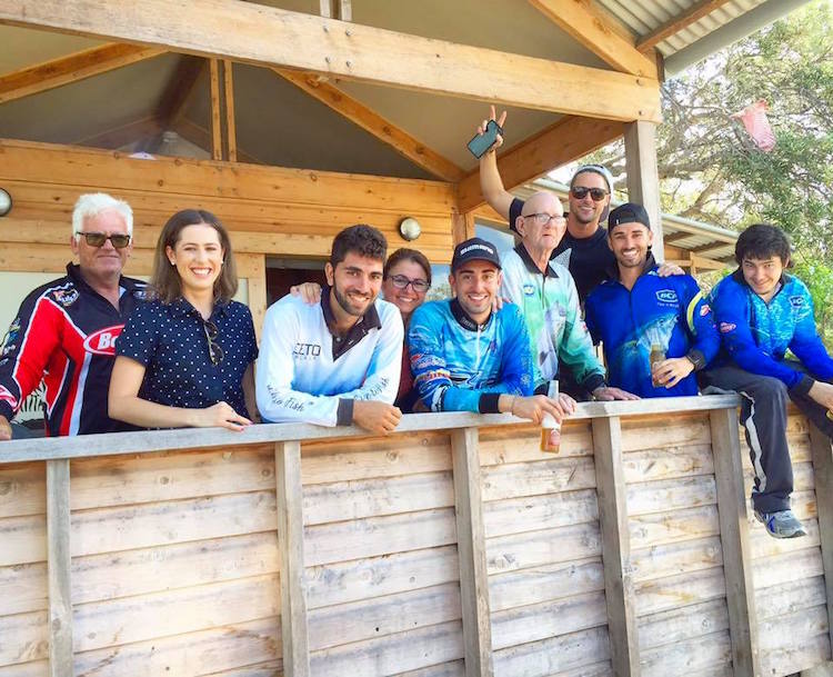 Máris talált horgászpartnert a magányos idős úr!