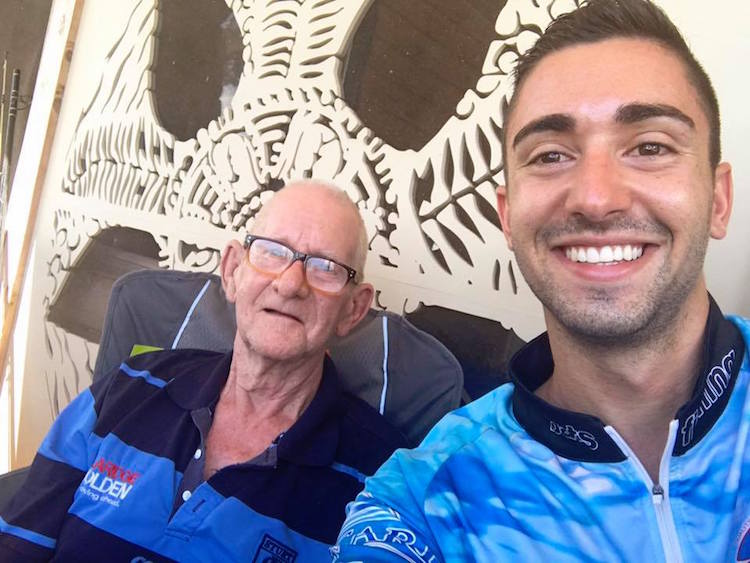 Máris talált horgászpartnert a magányos idős úr!