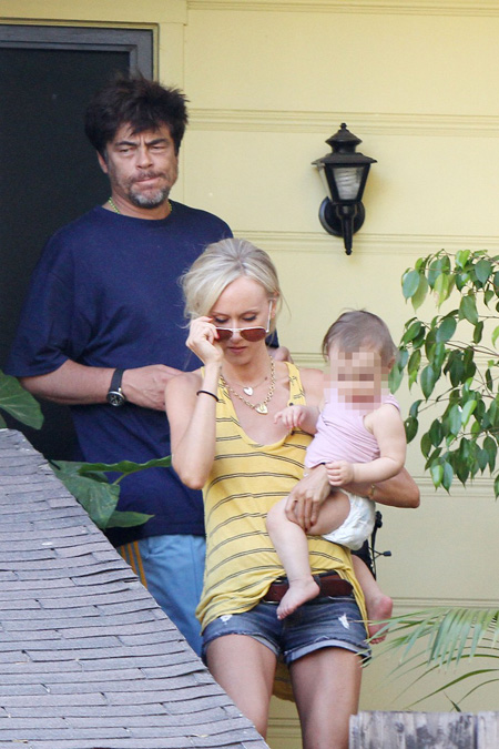 Benicio és Kimberly a babával