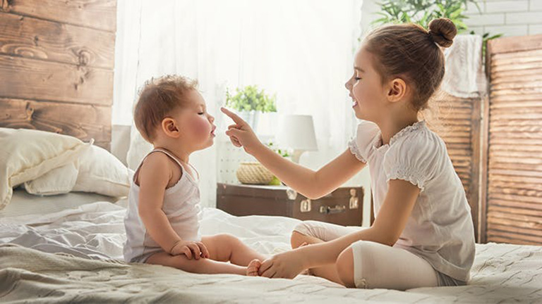 Egy friss kutatás szerint okosabbak az elsőszülött gyerekek