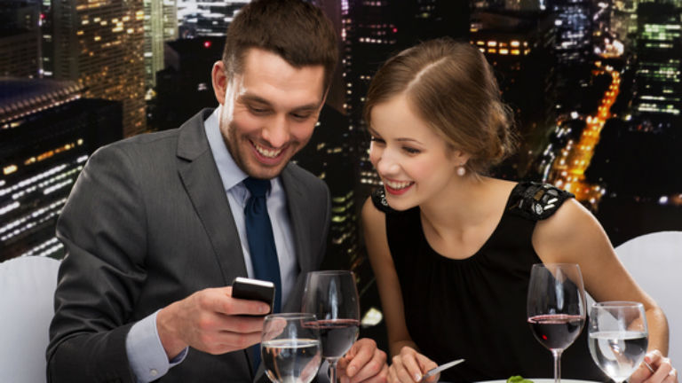 Valentin napon is bekapcsolt telefonnal vacsorázunk gyertyafényben 