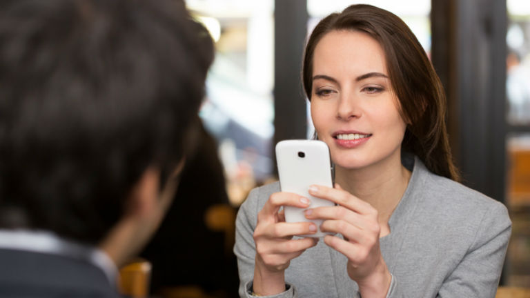 Valentin napon is bekapcsolt telefonnal vacsorázunk gyertyafényben 