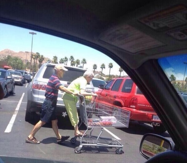 10 gyönyörű fotó, ami bizonyítja, hogy a szerelem nem ismer (kor)határokat! 10 gyönyörű fotó, ami bizonyítja, hogy a szerelem nem ismer (kor)határokat!