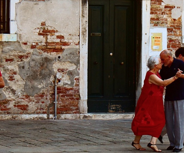 10 gyönyörű fotó, ami bizonyítja, hogy a szerelem nem ismer (kor)határokat! 10 gyönyörű fotó, ami bizonyítja, hogy a szerelem nem ismer (kor)határokat!