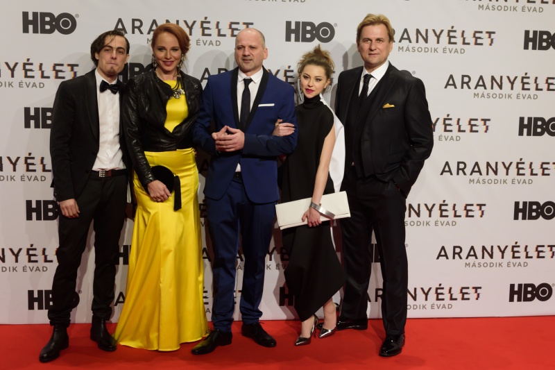 Aranyéletes családjával