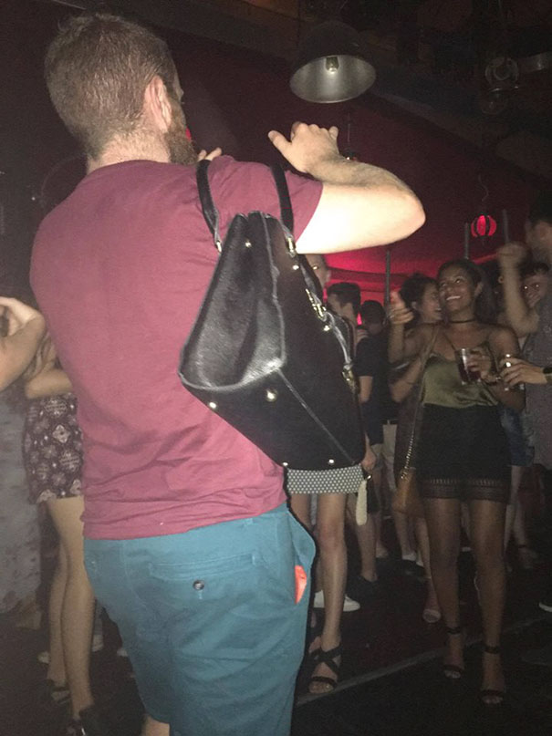 Pasik, akik mindent bevállalnak a barátnőik tökéletes fotóiért