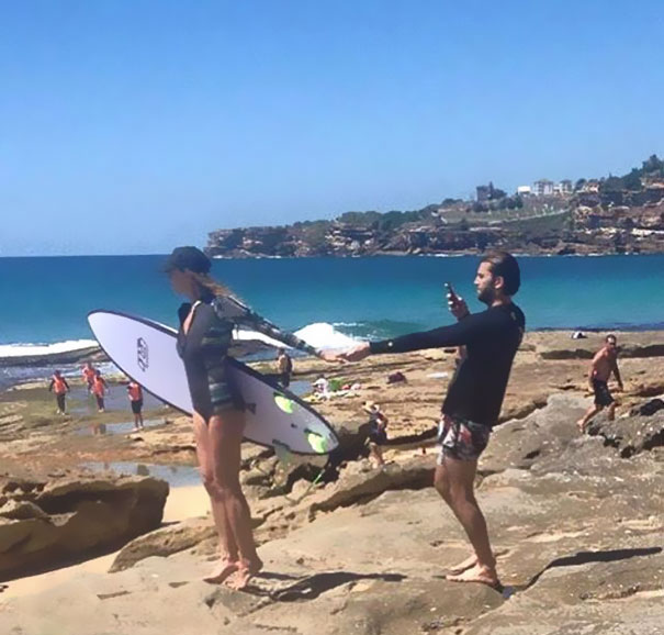 Pasik, akik mindent bevállalnak a barátnőik tökéletes fotóiért