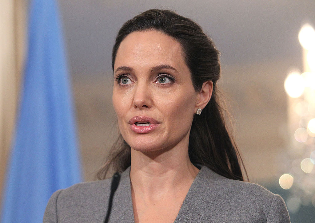 A tükör előtt még Angelina Jolie is csúnya – celebek, akik kicsit sem elégedettek a külsejükkel