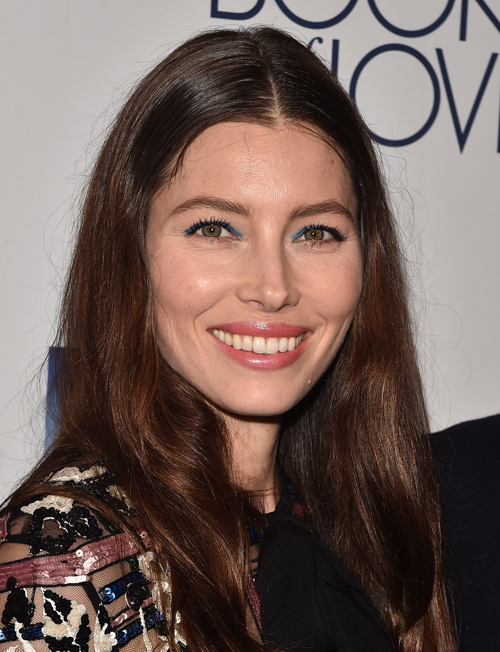 A tükör előtt még Angelina Jolie is csúnya – celebek, akik kicsit sem elégedettek a külsejükkel