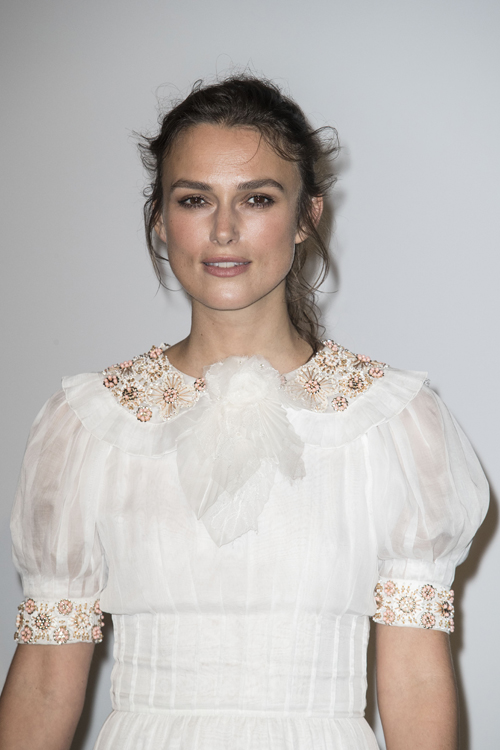 A tükör előtt még Angelina Jolie is csúnya – celebek, akik kicsit sem elégedettek a külsejükkel