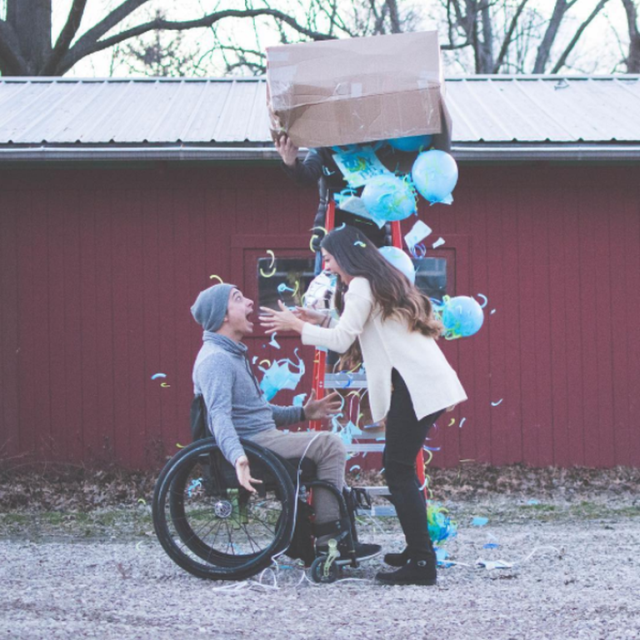 A legviccesebb terhesség bejelentés egy tolószékes férfitől és menyasszonyától A legviccesebb terhesség bejelentés egy tolószékes férfitől és menyasszonyától