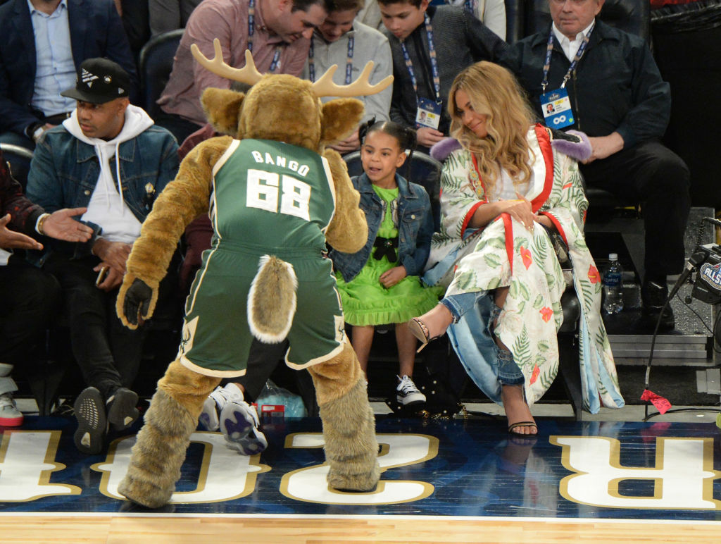 A várandós Beyoncé újabb családi fotóin pörög a net A várandós Beyoncé újabb családi fotóin pörög a net