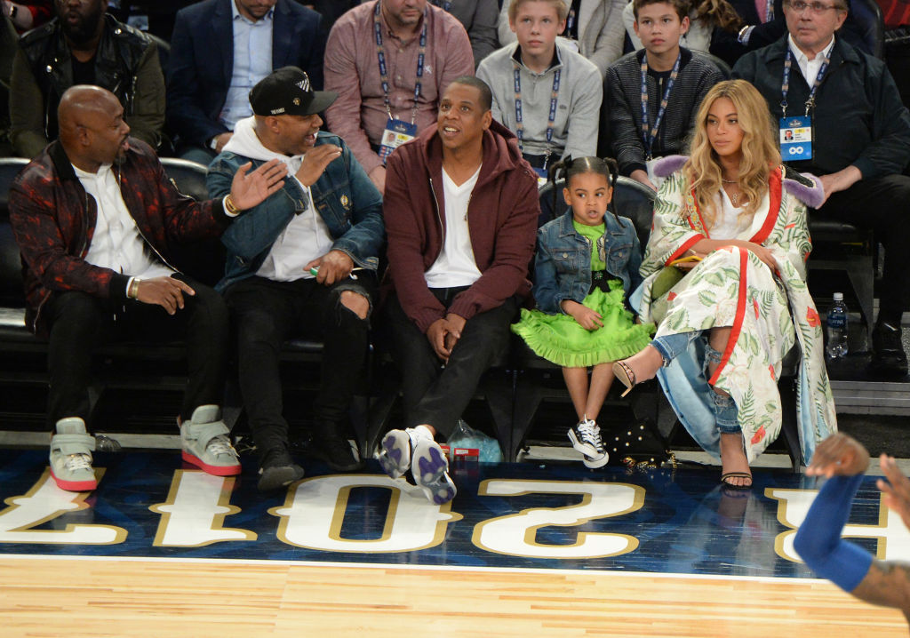 A várandós Beyoncé újabb családi fotóin pörög a net A várandós Beyoncé újabb családi fotóin pörög a net