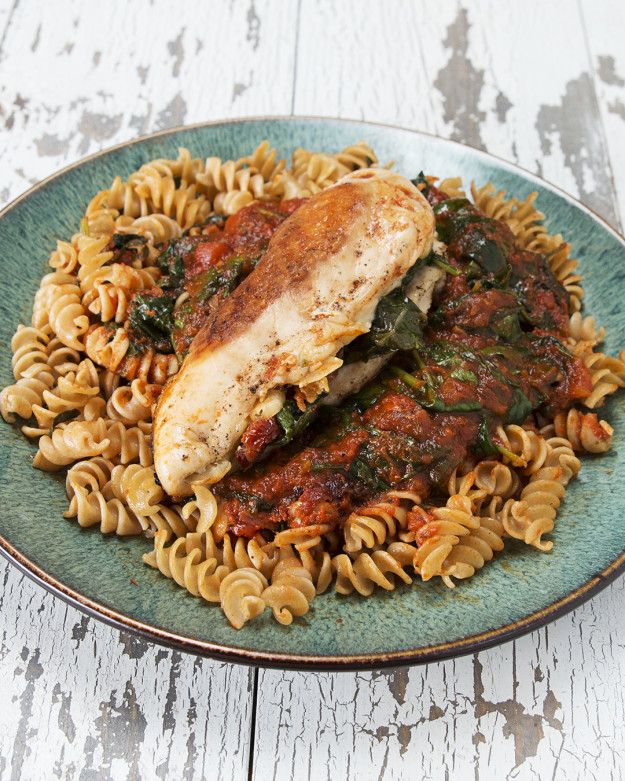 Ínyenc ízek egyszerűen: szárított paradicsommal és spenóttal töltött csirke Ínyenc ízek egyszerűen: szárított paradicsommal és spenóttal töltött csirke