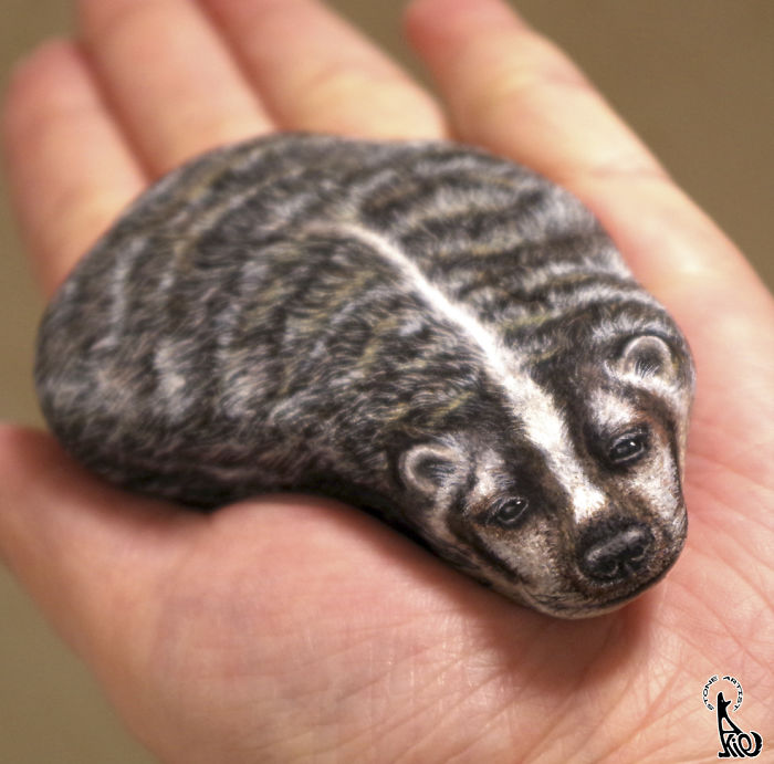 Elképesztően élethű állatokat varázsol a kavicsok felszínére egy művész