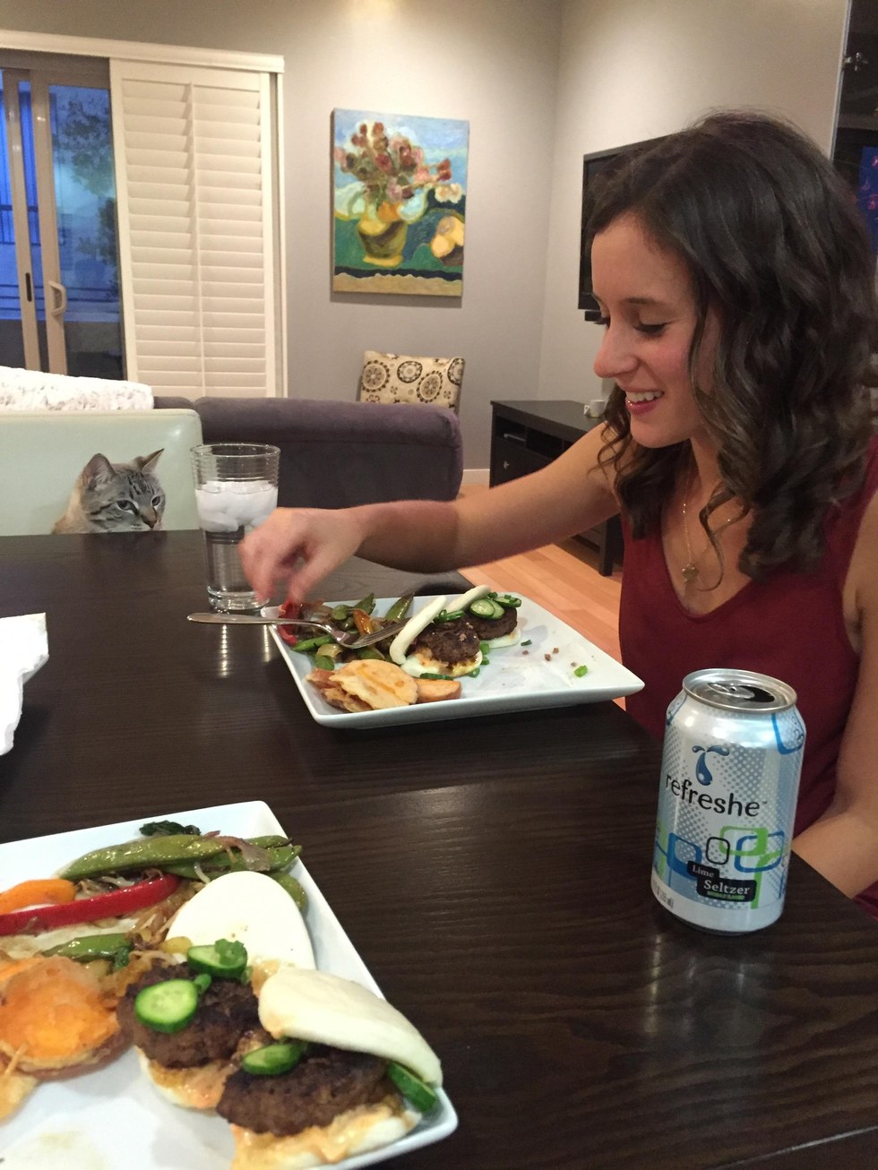 Minden étkezést árgus szemmel figyel a gourmet macska Minden étkezést árgus szemmel figyel a gourmet macska