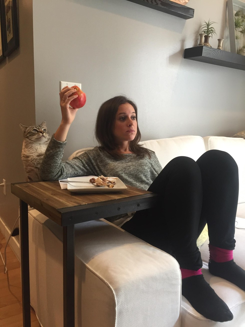 Minden étkezést árgus szemmel figyel a gourmet macska Minden étkezést árgus szemmel figyel a gourmet macska