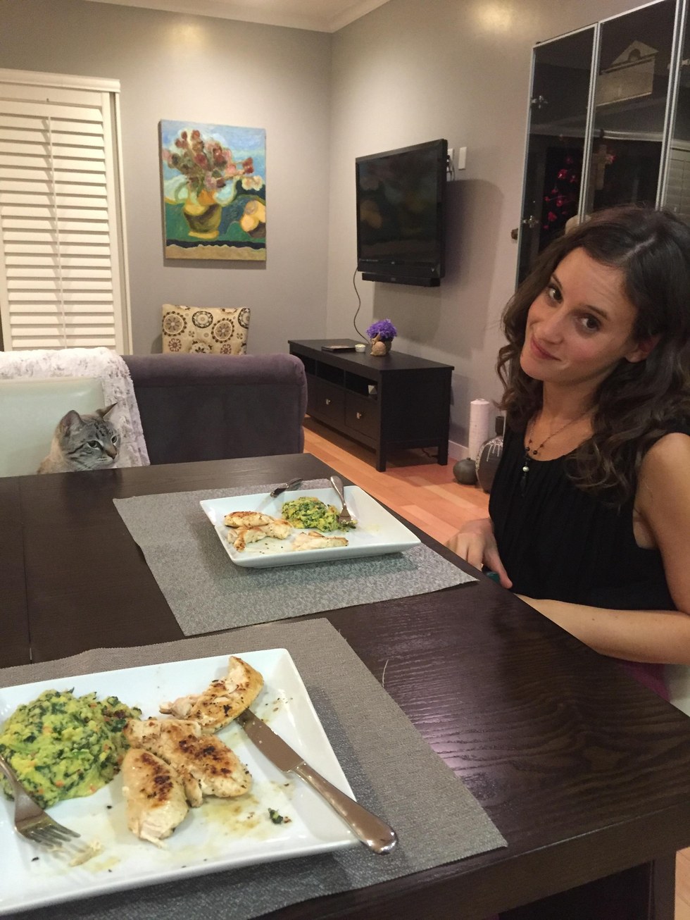 Minden étkezést árgus szemmel figyel a gourmet macska Minden étkezést árgus szemmel figyel a gourmet macska