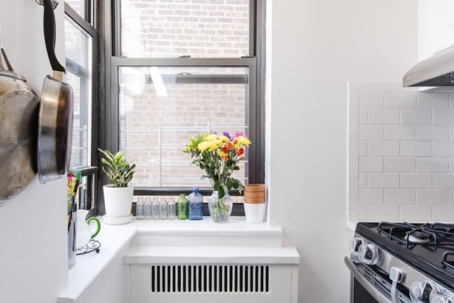 Apró trükkökkel hatalmasat változott ez a pici konyha