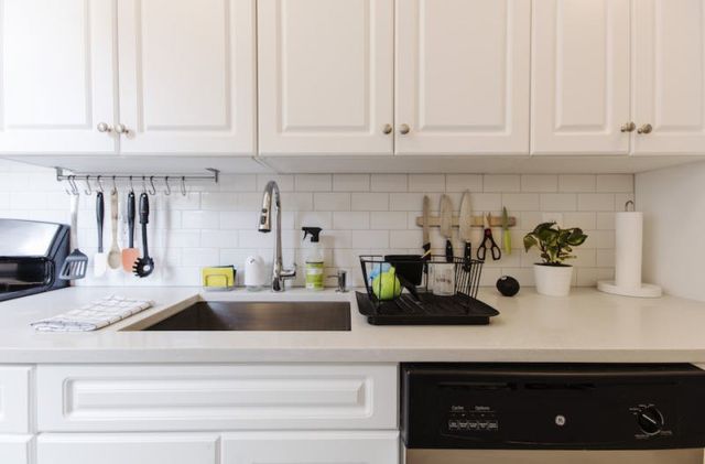 Apró trükkökkel hatalmasat változott ez a pici konyha