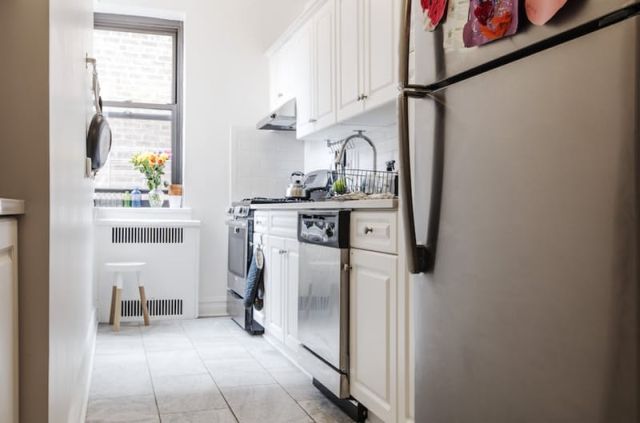 Apró trükkökkel hatalmasat változott ez a pici konyha