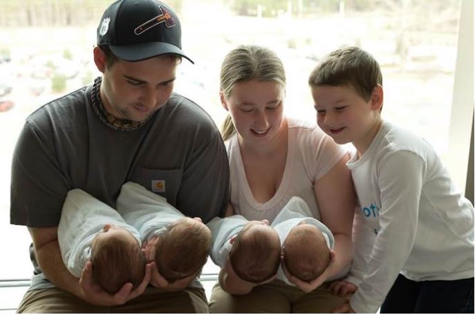 Hazavihették a szülők a 9 héttel korábban született négyes ikreket Hazavihették a szülők a 9 héttel korábban született négyes ikreket