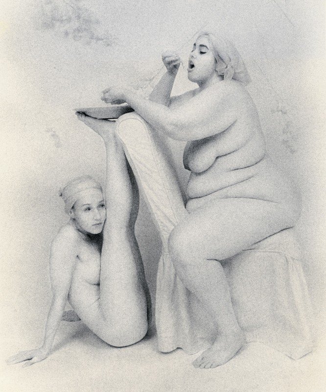 Zabálás, nőiesség, meztelenség: ilyen jóízű aktfotókat még nem láttál