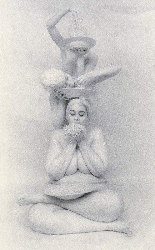 Zabálás, nőiesség, meztelenség: ilyen jóízű aktfotókat még nem láttál