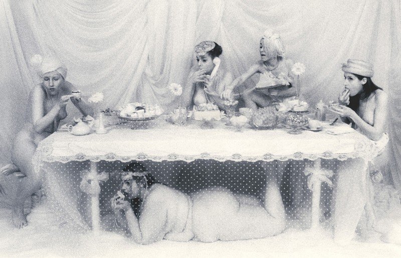 Zabálás, nőiesség, meztelenség: ilyen jóízű aktfotókat még nem láttál