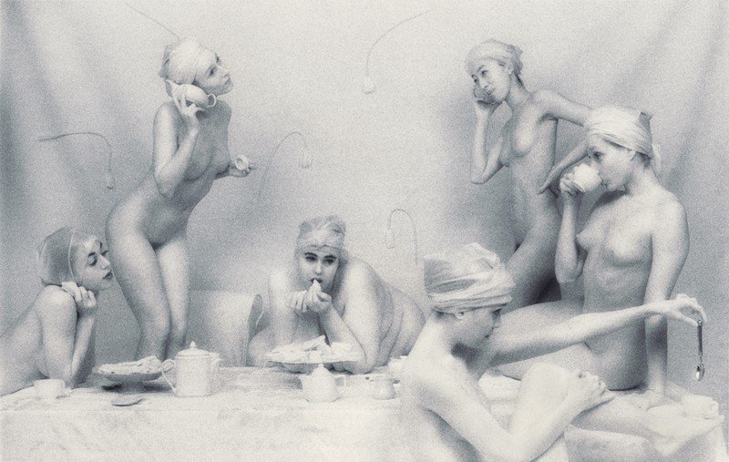 Zabálás, nőiesség, meztelenség: ilyen jóízű aktfotókat még nem láttál