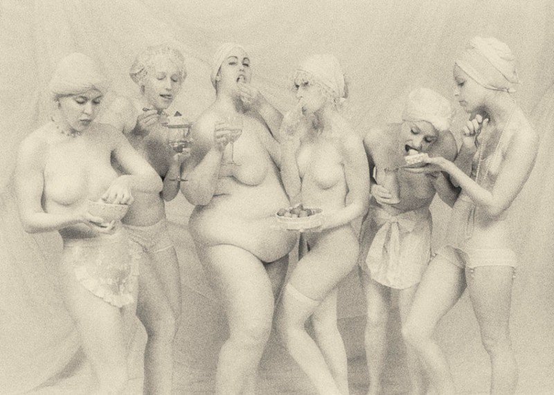 Zabálás, nőiesség, meztelenség: ilyen jóízű aktfotókat még nem láttál