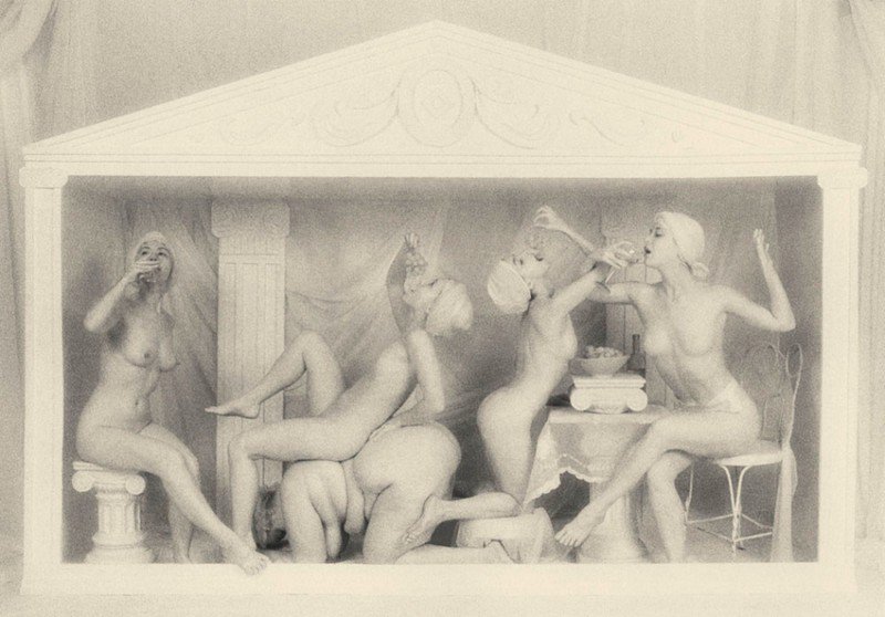 Zabálás, nőiesség, meztelenség: ilyen jóízű aktfotókat még nem láttál