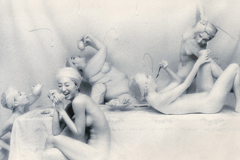 Zabálás, nőiesség, meztelenség: ilyen jóízű aktfotókat még nem láttál