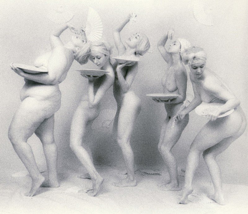 Zabálás, nőiesség, meztelenség: ilyen jóízű aktfotókat még nem láttál