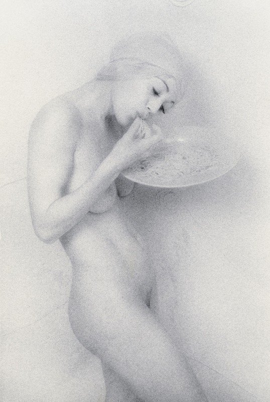 Zabálás, nőiesség, meztelenség: ilyen jóízű aktfotókat még nem láttál