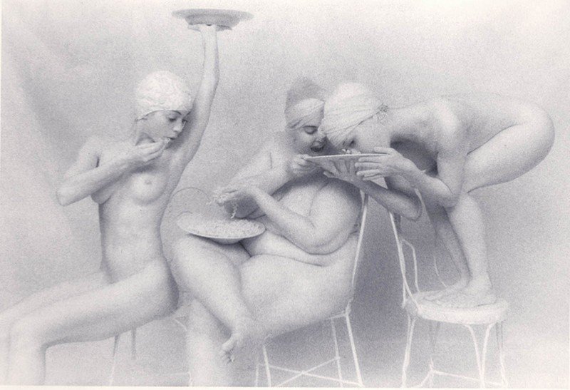 Zabálás, nőiesség, meztelenség: ilyen jóízű aktfotókat még nem láttál